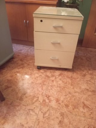 Mesita auxiliar con ruedas y tapa de cristal