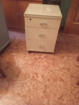 Mesita auxiliar con ruedas y tapa de cristal