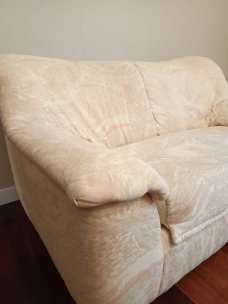 Sofá de tela beige y rosa