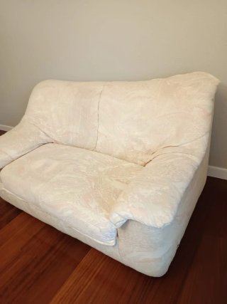 Sofá de tela beige y rosa