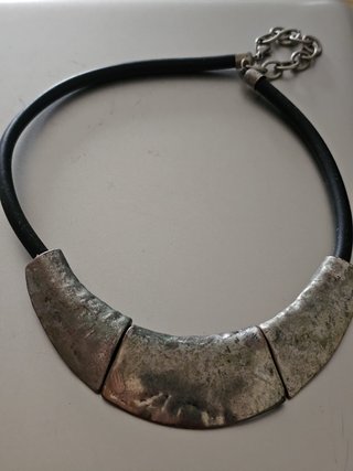 Gargantilla cuero y metal plateado