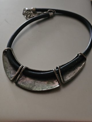 Gargantilla cuero y metal plateado