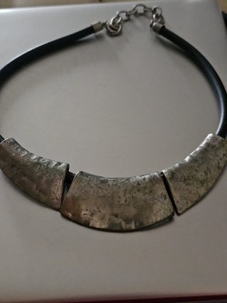 Gargantilla cuero y metal plateado