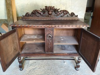 Mueble de madera tallado