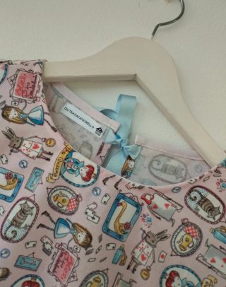 Camisa hecha a mano Alice in Wonderland