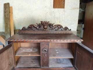 Mueble de madera tallado antiguo