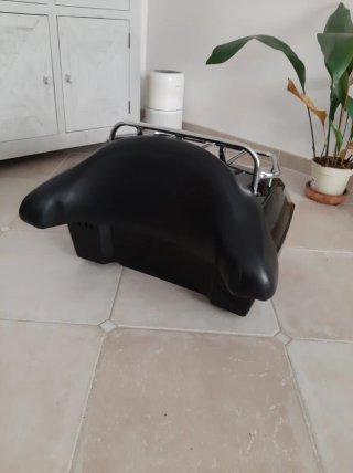 Baúl de moto negro con parrilla cromada