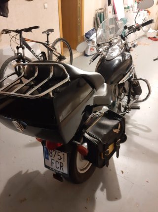 Baúl de moto negro con parrilla cromada