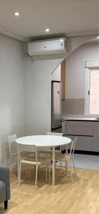 Mesa redonda y 4 sillas IKEA