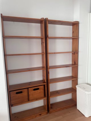 Estantería de madera con cajones