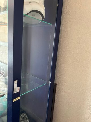 Vitrina de cristal y metal azul