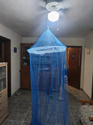 Mosquitera azul para cama