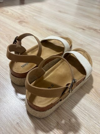 Sandalias de plataforma beige y marrón