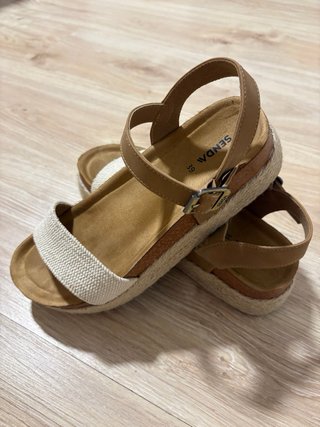 Sandalias de plataforma beige y marrón