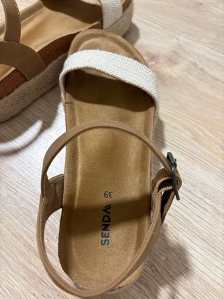 Sandalias de plataforma beige y marrón