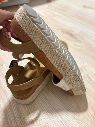 Sandalias de plataforma beige y marrón