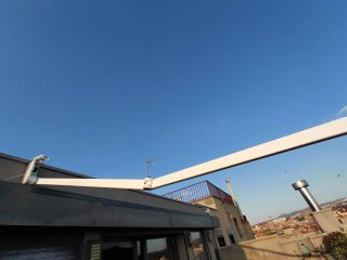 Toldo motorizado tipo brazo invisible.