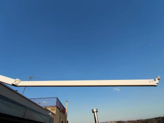Toldo motorizado tipo brazo invisible.