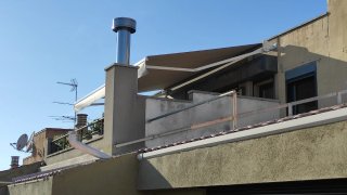 Toldo motorizado tipo brazo invisible.