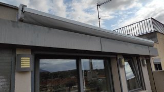 Toldo motorizado tipo brazo invisible.