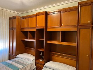 Dormitorio 2 camas, armarios y muebles