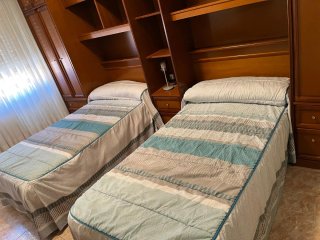 Dormitorio 2 camas, armarios y muebles