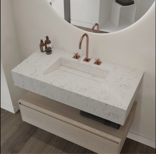 Lavabo de piedra con grifería dorada