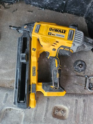 Pistola Clavadora Dewalt 18V Brushless