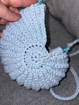 Bolsito concha azul crochet niña
