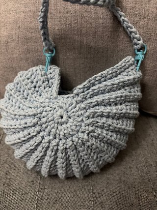 Bolsito concha azul crochet niña