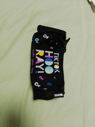 Estuche negro con diseño TikTok
