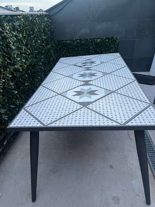 Mesa de forja con azulejos para exterior