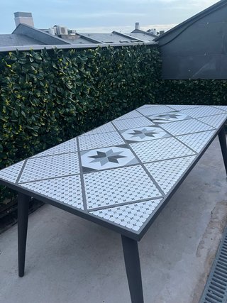 Mesa de forja con azulejos para exterior