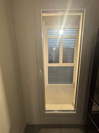 Puerta aluminio en perfecto estado de obra  nueva.