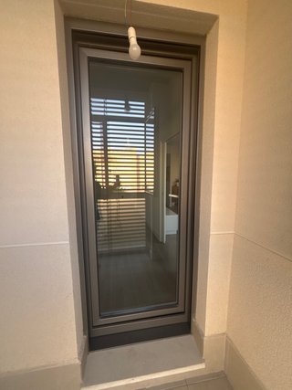 Puerta aluminio en perfecto estado de obra  nueva.