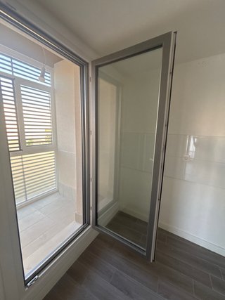 Puerta aluminio en perfecto estado de obra  nueva.