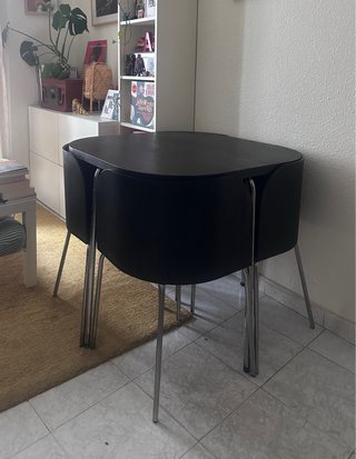 Mesa comedor IKEA negra con 4 sillas