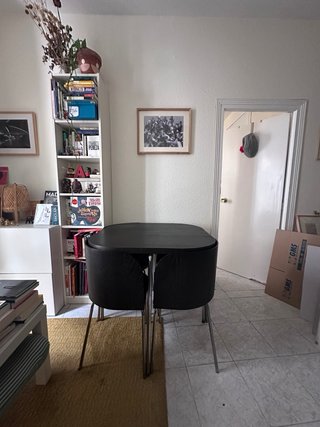 Mesa comedor IKEA negra con 4 sillas