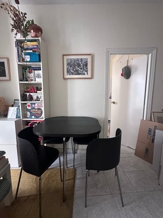 Mesa comedor IKEA negra con 4 sillas