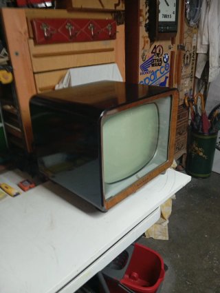 Televisor Antiguo Madera y Negro