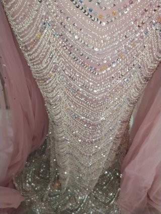 Vestido de fiesta rosa con pedrería