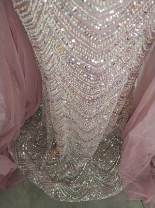 Vestido de fiesta rosa con pedrería