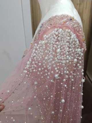 Vestido de fiesta rosa con pedrería