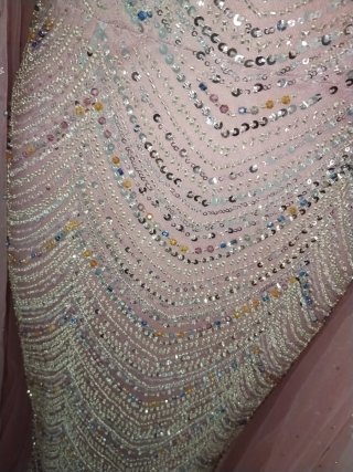 Vestido de fiesta rosa con pedrería