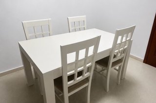 Mesa de comedor blanca con 4 sillas
