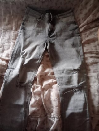 Pantalones grises desgastados