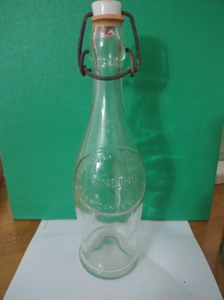 Botella pequeña antigua