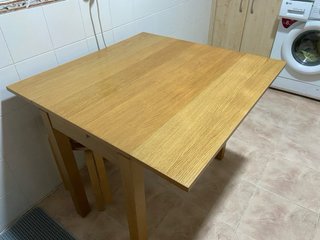 Mesa extensible roble con dos bancos de madera.
