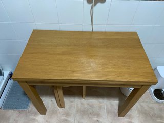Mesa extensible roble con dos bancos de madera.