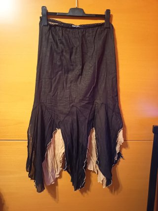 Falda larga asimétrica negra y beige